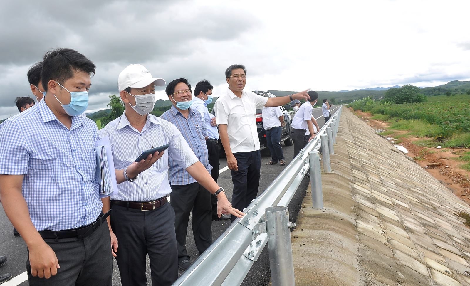 Tiếp tục tháo gỡ khó khăn, vướng mắc và đẩy mạnh thực hiện, giải ngân vốn đầu tư công năm 2022